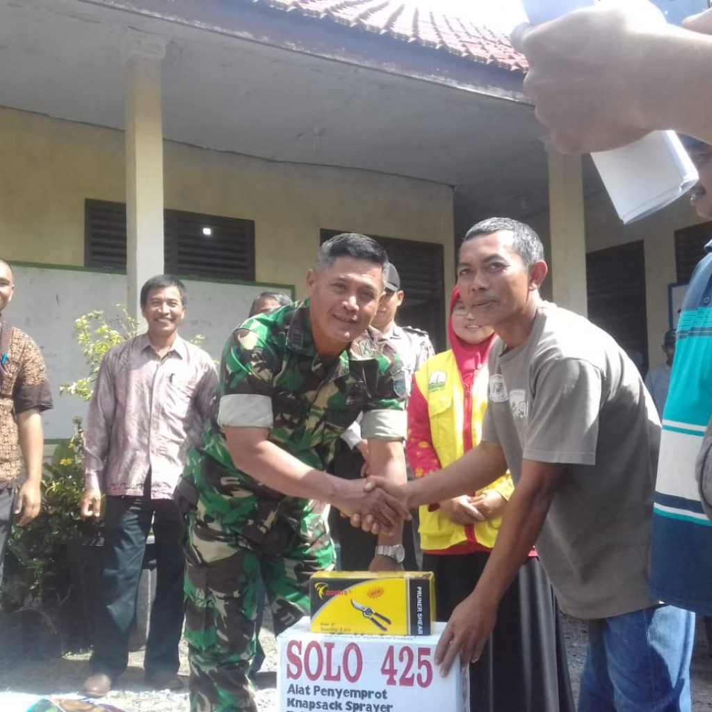 TNI Polri Dan Dinas Pertanian Salurkan Bantuan Alat  
